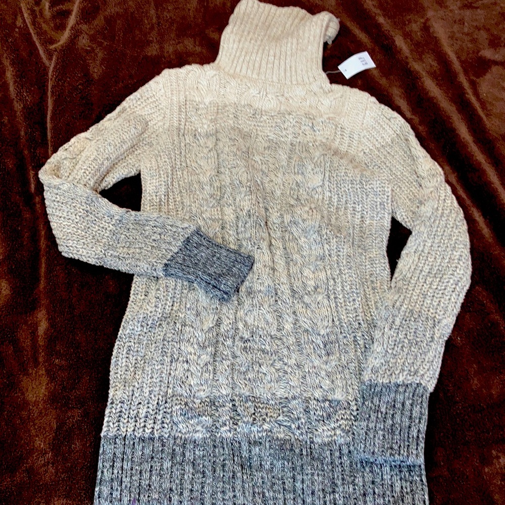 GAP cable-knit sweater in tunic length. NWT
